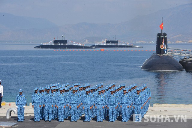Đội hình tàu ngầm Kilo tại lễ kỷ niệm. Ảnh: Trọng Thiết