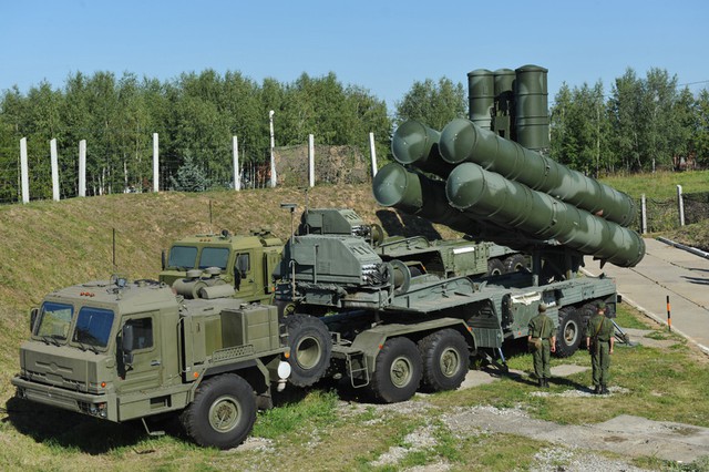 
S-400 là phiên bản mới nhất của hệ thống tên lửa đất-đối-không tầm xa nổi tiếng được Nga và các đồng minh của Moscow triển khai trong nhiều năm.

S-400 có thể bắn hạ nhiều loại máy bay, tên lửa và có thể bảo vệ những cơ sở trọng yếu như căn cứ quân sự hoặc các silo hạt nhân từ những cuộc tấn công bất ngờ.
