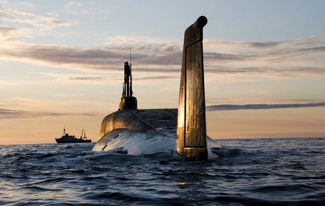 
Tàu ngầm lớp Borei là thành tố quan trọng trong năng lực răn đe hạt nhân tương lai của Nga. Những con tàu đang ẩn sâu dưới lòng biển này sẽ khiến các nước có ý định tấn công Nga phải suy nghĩ lại.
