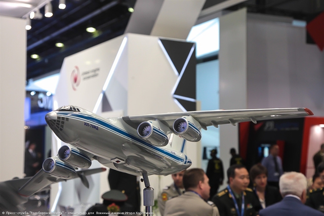 Cận cảnh mô hình máy bay vận tải quân sự Il-76MD.