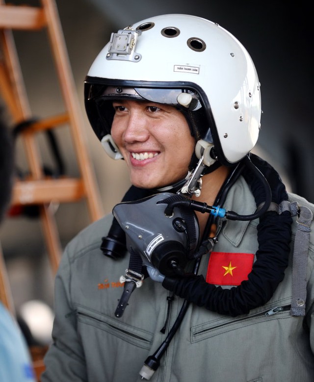 Nụ cười tỏa nắng của phi công trẻ Trần Thanh Luân - Ảnh: Thuận Thắng