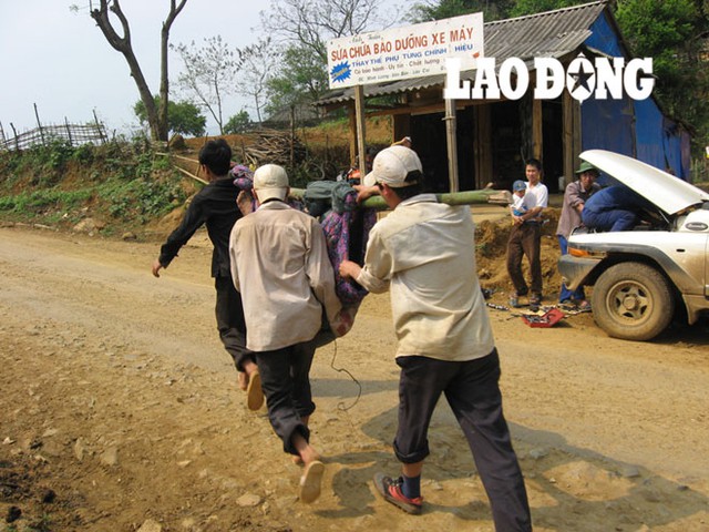 Nạn nhân của vụ sập hầm vàng được đưa lên thị trấn Minh Lương cấp cứu. 