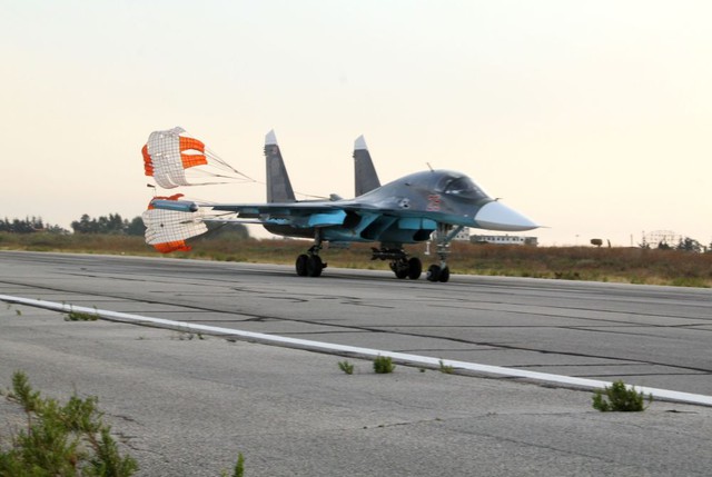 
Máy bay ném bom Su-34 hạ cánh xuống phi trường Syria. Ảnh: Sputnik.
