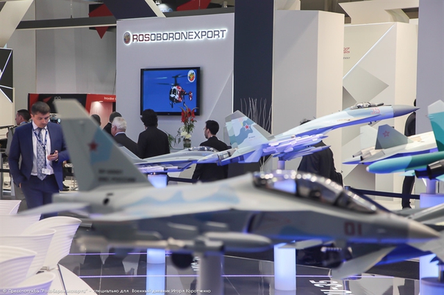 Giống như ở các triển lãm quân sự khác, gian hàng vũ khí Nga không thể thiếu những mô hình giới thiệu về các máy bay chiến đấu đa năng thế hệ 4++ Su-35S, MiG-35, máy bay huấn luyện Yak-130 và cả mô hình máy bay chiến đấu tàng hình T-50.