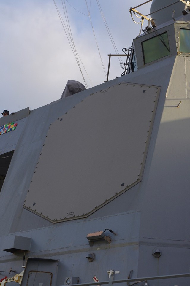 
Cảm biến chính trên tàu USS Lassen là radar quét mảng pha điện tử thụ động AN/SPY-1
