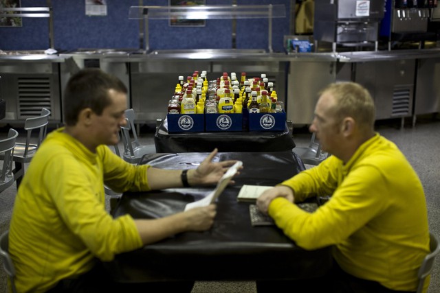 
2 thủy thủ Hải quân Mỹ trò chuyện trong một phòng ăn tập thể trên tàu. Các phòng ăn tập thể của tàu Roosevelt phục vụ tới 18.000 xuất ăn cho các thủy thủ hàng ngày.
