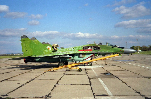 
Một chiếc MiG-29 đang chuẩn bị được vận chuyển từ Moldova đến Mỹ vào ngày 16/10/1997.
