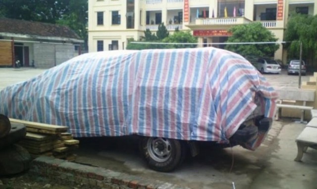 
Chiếc xe bán tải gây tai nạn đang bị tạm giữ tại trụ sở công an huyện Anh Sơn để điều tra
