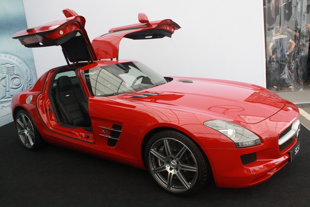 Can canh sieu xe cua canh chim Mercedes SLS AMG