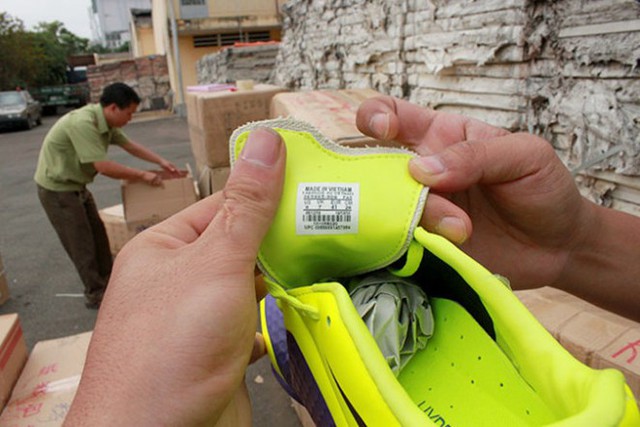 Giày thể thao Nike xuất xứ Trung Quốc giả mạo xuất xứ VN.