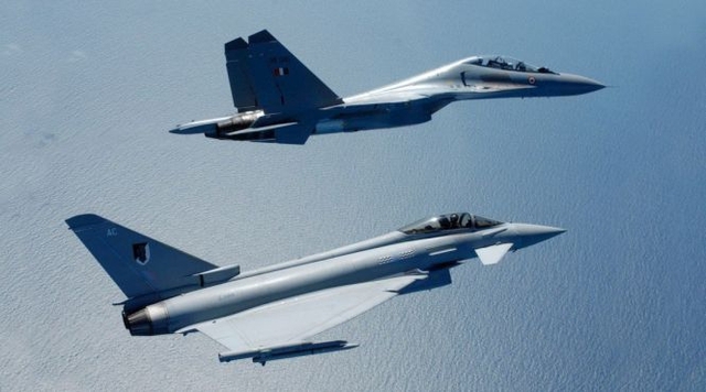 
Được biết, cuộc không chiến giữa tiêm kích Su-30MKI và Typhoon của Không quân Hoàng gia Anh diễn ra hồi tháng 7/2015 diễn ra tại căn cứ Không quân Anh Coningsby đã gây ra tranh cãi về các kết quả mà phía Không quân Ấn Độ đưa ra, đó là tỷ số 12-0.
