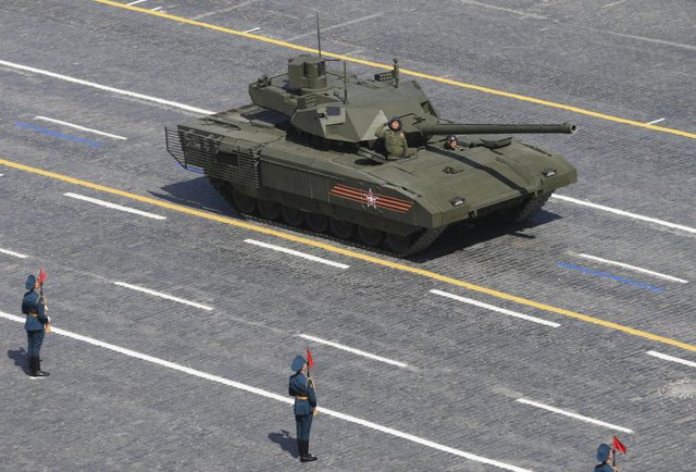 
Xe tăng T-14 Armata lăn bánh trên Quảng trường Đỏ
