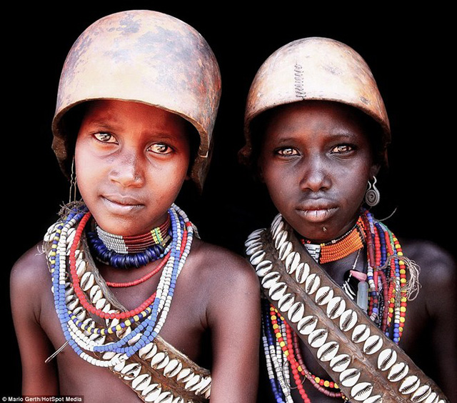 
Phụ nữ của bộ lạc Mumuhuilaare ở Angola dành hàng giờ mỗi sáng để trang điểm. Họ dùng sỏi, đá và vỏ sò để làm trang sức. (Nguồn: Dailymail)
