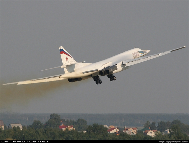 Oanh tạc cơ Tu-160 Blackjack: Máy bay ném bom hiện đại nhất của Nga đang trong quá trình nâng cấp. Nó có thể hoạt động vào ban đêm và trong điều kiện thời tiết không thuận lợi vẫn mang được các tên lửa hành trình cũng như nhiều bom dẫn đường laser.