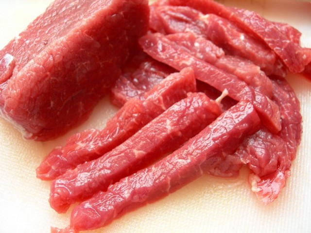 
Muốn biết thịt lợn, bò bị nhiễm giun sán, bạn có thể sử dụng biện pháp rất đơn giản là cắt thịt theo thớ dọc và tìm dọc theo thớ thịt.
