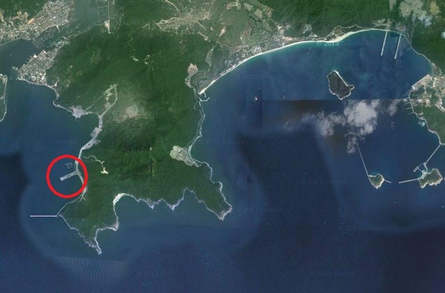 Ảnh vệ tinh do Thời báo Hoàn Cầu đăng tải năm 2013 cho thấy Trung Quốc đang xây căn cứ tàu sân bay ở Tam Á.