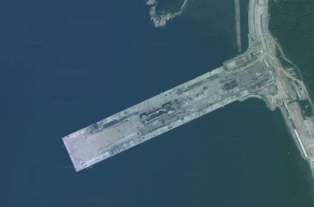 Theo Kanwa, căn cứ này có một cầu tàu dài tới 700m, đủ chỗ để đón 2 tàu sân bay neo đậu.