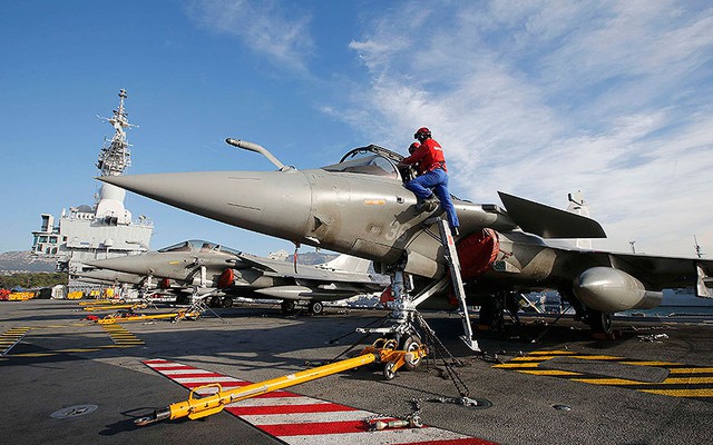 
Máy bay chiến đấu Rafale trên tàu Charles De Gaulle.
