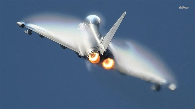 Ông Litovkin cho rằng, xét về hiệu quả, tiêm kích đa năng Su-30MKI vượt trội Typhoon, nhờ khả năng siêu cơ động, Su-30MKI sẽ có nhiều hơn cơ hội chiến thắng trong cuộc đấu súng trên không. Trong ảnh: Tiêm kích Eurofighter Typhoon.