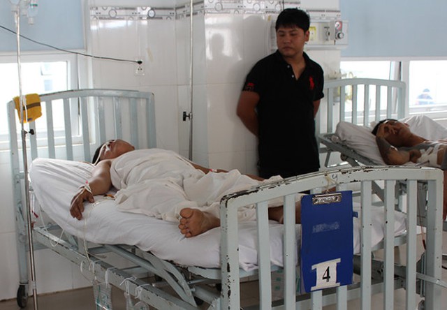 
Anh Nguyễn Thanh Minh, một trong hai nạn nhân, đã được phẫu thuật vì bị thủng ruột và đang được điều trị tại Bệnh viện tỉnh Ninh Thuận
