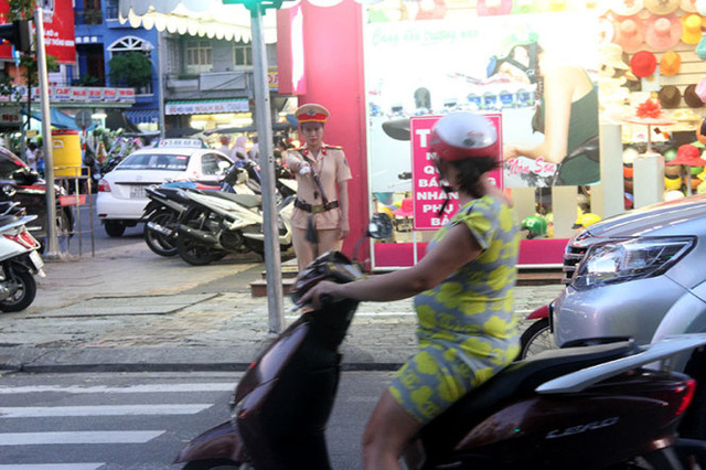 CSGT nhắc nhở trường hợp dừng xe quá vạch tại ngã tư Trần Phú  - Hùng Vương - Ảnh: Đoàn Cường