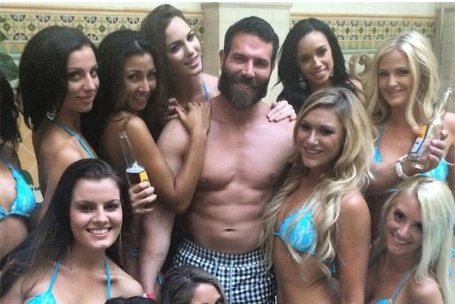 Bilzerian luôn có các bức ảnh chụp cảnh được nhiều cô gái nóng bỏng vây quanh.