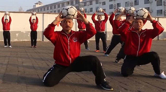 
Đội bóng Thiếu lâm- hình ảnh trong lớp đào tạo thế hệ cầu thủ mới ở Trung Quốc
