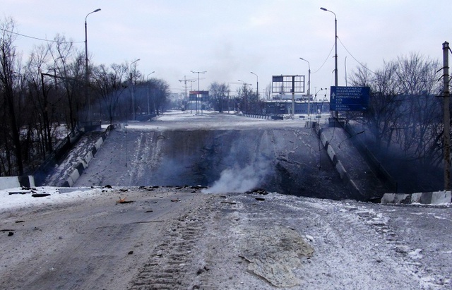 Đường bị sập do đạn pháo hạng nặng trong giao tranh ở Donetsk. Ảnh: TASS
