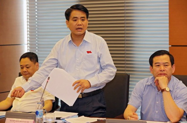 Người được giới thiệu ứng cử chức chủ tịch UBND ​TP Hà Nội là ông Nguyễn Đức Chung (đứng), Giám đốc Công an TP hiện nay.