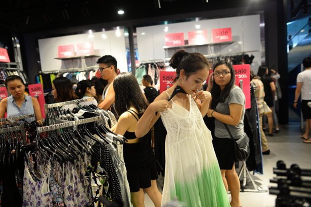 Khách hàng chọn mua quần áo của các thương hiệu nước ngoài tại trung tâm thương mại Bitexco, quận 1, TP HCM.