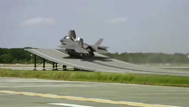 Phiên bản F-35B với khả năng cất cánh ở đường băng ngắn và hạ cánh thẳng đứng, được thiết kế để hoạt động trên các tàu sân bay có kích thước nhỏ, bong ngắn.