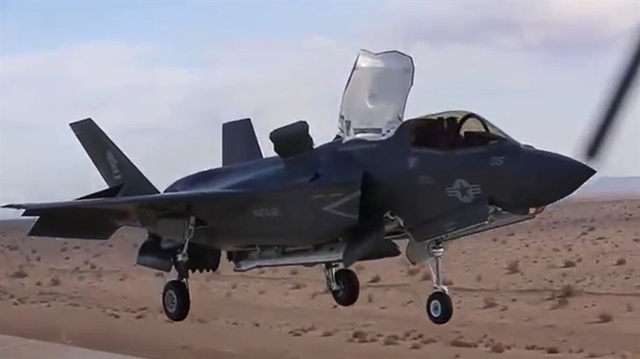 F-35B được trang bị hệ thộng động cơ F135 kết hợp hệ thống nâng Rolls-Royce cho tốc độ bay tối đa 1.930km, bán kính chiến đấu 1.100km. Khi được tiếp nhiên liệu trên không, F-35B sẽ tăng đáng kể khả năng tác chiến của mình.