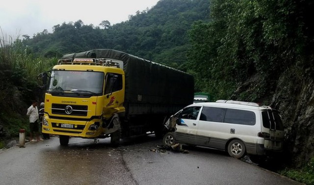 Hai xe va chạm, khóa nhau giữa đường suốt bốn tiếng đồng hồ - Ảnh: Xuân Huy