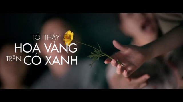 
Các cụ cao tuổi và các em học sinh đi xem Tôi thấy hoa vàng trên cỏ xanh - Ảnh: Galaxy
