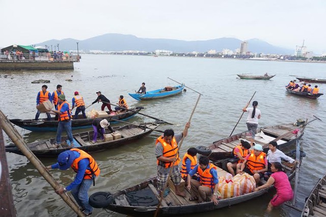 Các tàu thuyền kiểm tra lại trang thiết bị, mái che, ghế ngồi,... trước giờ xuất phát. Ảnh: Bình An