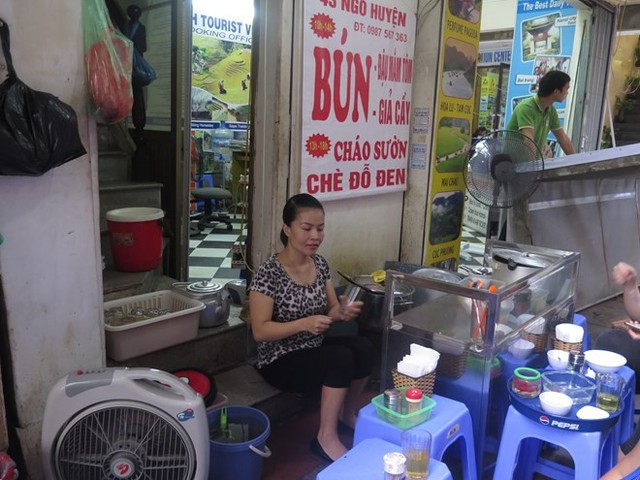 Chị Hương luôn bận rộn với quán bún đậu.