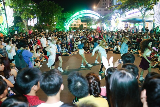 
Trên phố đi bộ Nguyễn Huệ (quận 1), nhiều nhóm bạn trẻ tổ chức nhảy múa, chơi nhạc thu hút nhiều người vây quanh đón xem. Ảnh: Hải An/Zing.vn.
