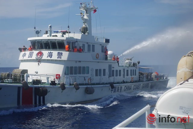 Tàu Trung Quốc ngang ngược&nbsp;phun vòi rồng và đâm va vào tàu CSB 2016 của Việt Nam