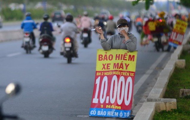 Bảng rao bán bảo hiểm xe máy 10.000 đồng được bán trên Xa lộ Hà Nội, Q.2, TP.HCM. Tuy nhiên, người mua phải bỏ ra 66.000 đồng mới mua được. Người bán cho biết đây là bảo hiểm của quân đội 