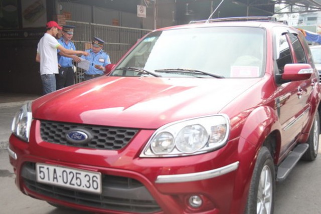 Một chiếc taxi Uber bị lực lượng chức năng kiểm tra tại khu vực đường Lê Hồng Phong (quận 5). Do ngày đầu ra quân nên lực lượng chức năng khá vất vả trong việc giải thích lỗi cho tài xế.