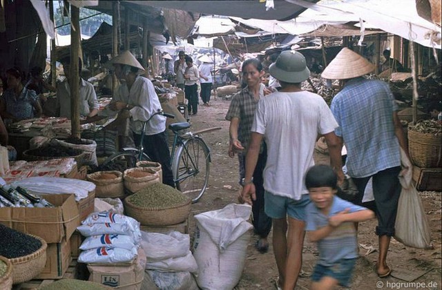 Quầy hàng bán hàng khô, hàng xén