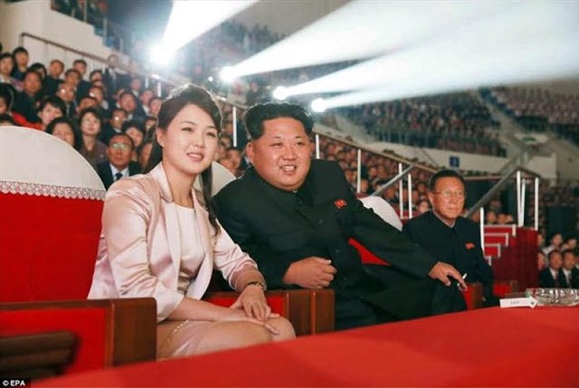 
Ông Kim Jong-un và phu nhân Ri Sol-ju xem hòa nhạc. (Nguồn: EPA)
