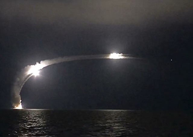 
Tàu tên lửa của Hạm đội Caspian phóng tên lửa từ biển Caspian tiêu diệt phiến quân IS ở Syria. Ảnh chụp từ video của Bộ Quốc phòng Nga
