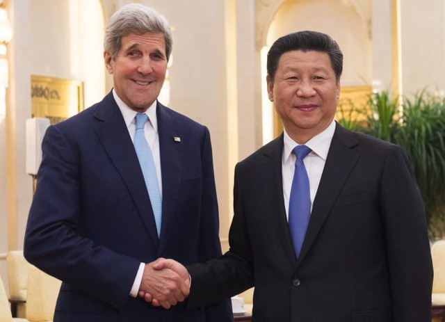 Chủ tịch Trung Quốc Tập Cận Bình (phải) hội kiến Ngoại trưởng Mỹ John Kerry ngày 17/5.