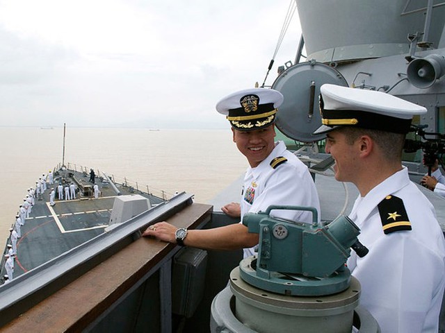 Hạm trưởng gốc Việt Lê Bá Hùng trên tàu khu trục USS Lassen trong lần tàu Lassen thăm Đà Nẵng hồi cuối năm 2009.