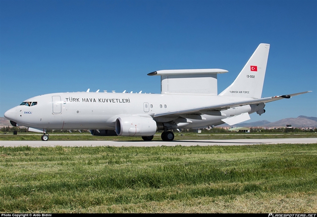 
Để mang lại sự tự tin cho Ankara, máy bay E-737 được trang bị hệ thống radar mạng pha chủ động đa năng cho phép trinh sát đồng thời trên không, trên biển với tầm tối đa 600km.
