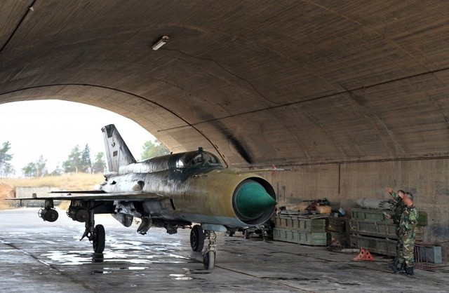 
Mặc dù được coi là loại máy bay đã “già cỗi”, song tiêm kích cơ Mig-21 vẫn được không quân Syria sử dụng cho các cuộc không kích IS.
