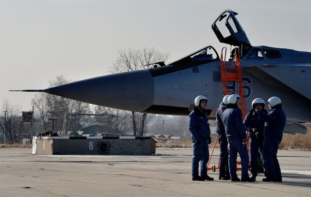 
Ngoài MiG-31BM, hồi đầu năm 2015, vùng Viễn Đông, Nga còn được tăng cường hệ thống vũ khí bằng các hệ thống tên lửa phòng không S-400. Theo kế hoạch, sẽ có 5 hệ thống S-400 bảo vệ cho bầu trời khu vực này.

Ngoài ra, Bộ Quốc phòng Nga còn trang bị cho Quân khu Phía Đong 12 tiêm kích Su-35. Các máy bay chiến đấu mới sẽ được trang bị cho trung đoàn tiêm kích chiến đấu 23, đóng quân tại căn cứ Dzemga - vùng Khabarovsk ở Viễn Đông.
