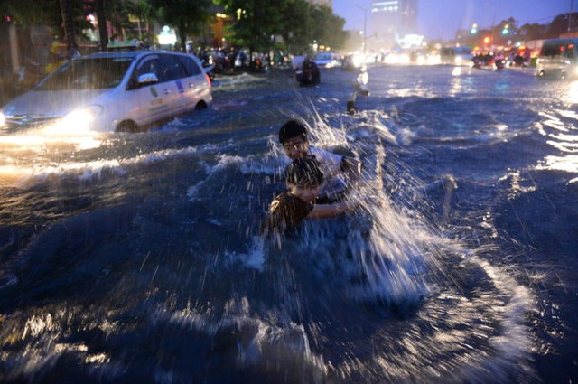 
Hai thanh niên bị ngã xe trong dòng nước trên đường Nguyễn Hữu Cảnh (Q.Bình Thạnh) sau cơn mưa trắng trời chiều 15-9. Ảnh: Thuận Thắng/Tuổi trẻ
