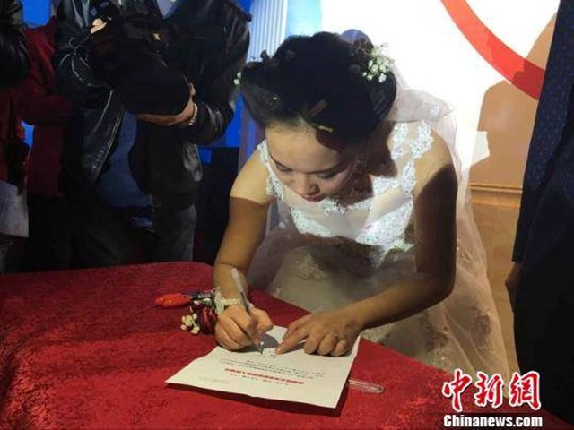 
Một cô dâu đang ký cam kết Lời hứa hôn nhân tại nhà hàng này.
